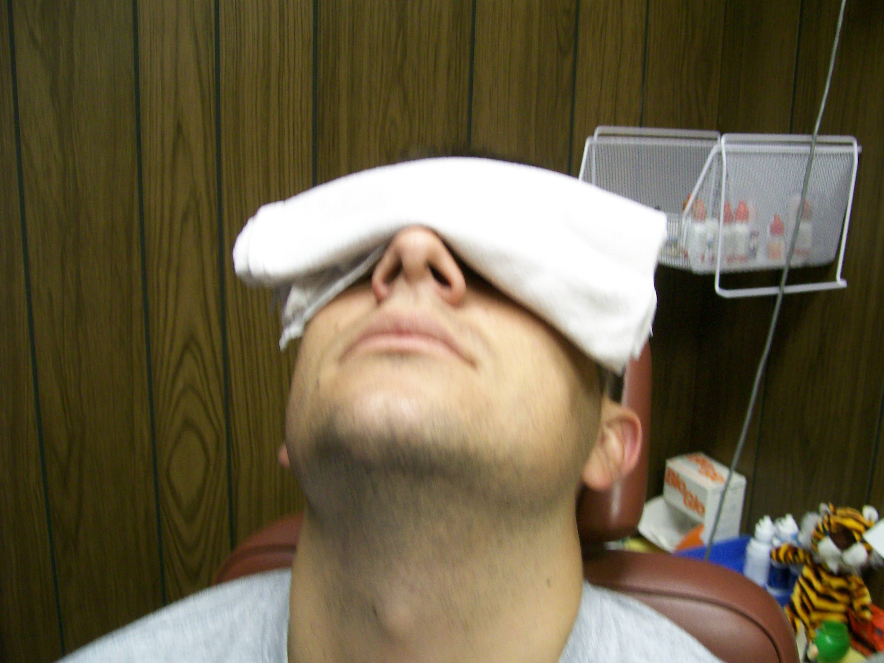 Боли после операции на голову. Примочки для глаз. Компресс на лоб. Компресс на глаза.