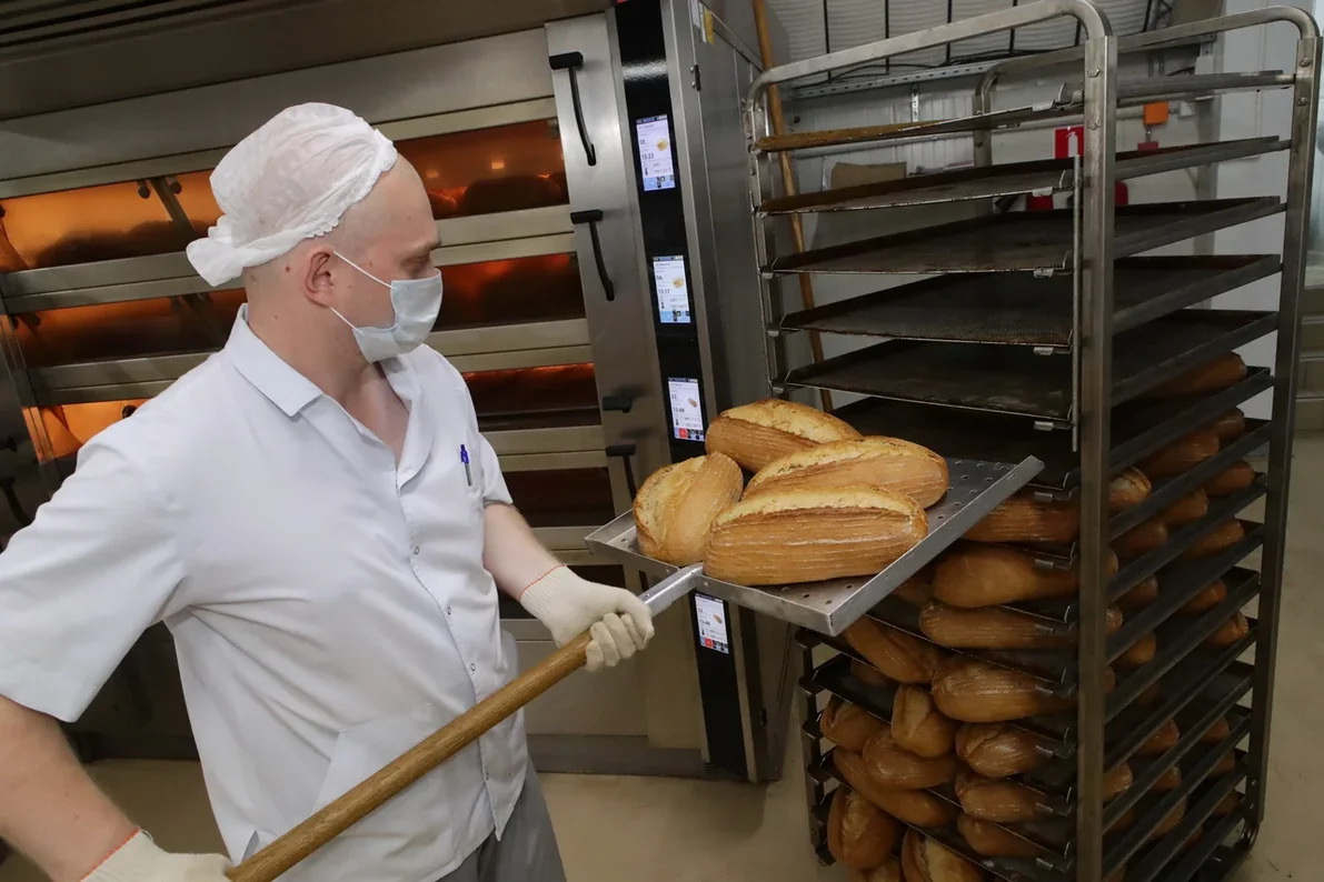 Хлеб цех. Мириталь завод. Цех хлебобулочных изделий. Пекарь хлебобулочных изделий. Хлебопекарное производство.