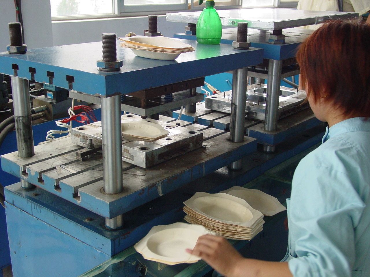 Для изготовления данной продукции. Термотрансферный пресс для тарелок sp02/jtsp02. Аппарат для производства одноразовой посуды. Станок для производства пластиковой посуды. Станок по производству одноразовой посуды.