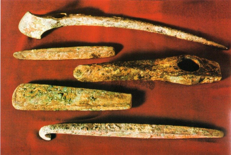 Самое древнее золото. Медные инструменты древности. Металлургия бронзового века. Древняя металлургия. Литье меди в древности.