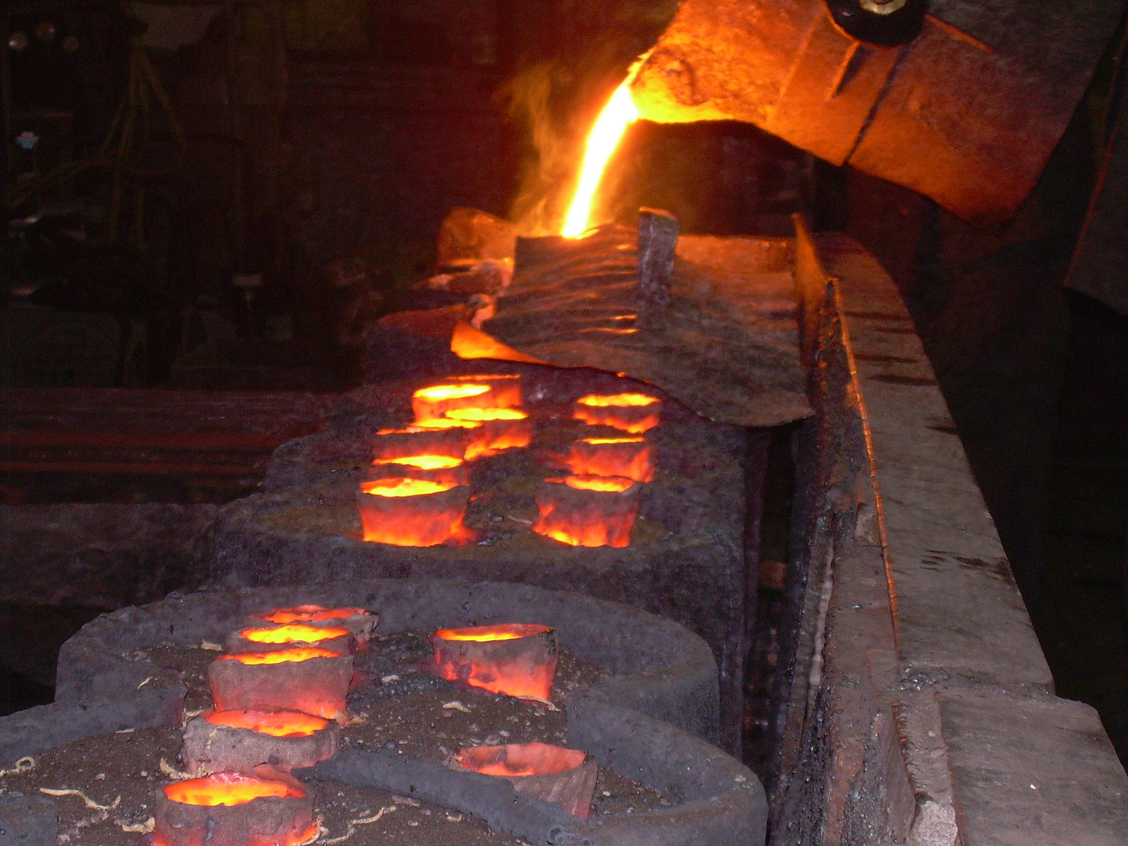 Из чего выплавляют чугун. Фасонно Литейный цех Уральская сталь. Опока в Литейном производстве. Литье высокохромистого чугуна Златоуст. Формы для литья металла.
