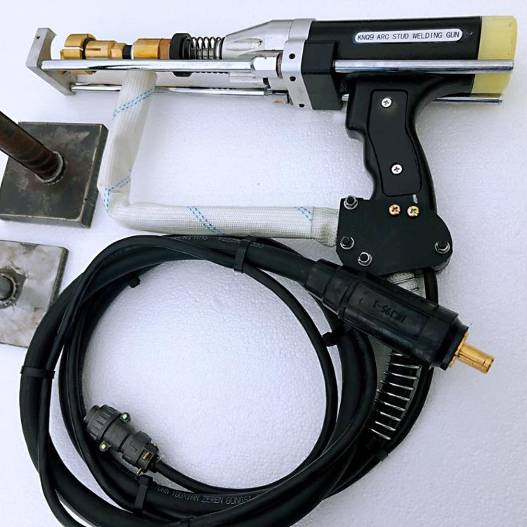 Устройство сварочного пистолета для точечной дуговой и полуавтоматической сварки Соединение пластмассовых деталей горячим воздухом из термопистолета