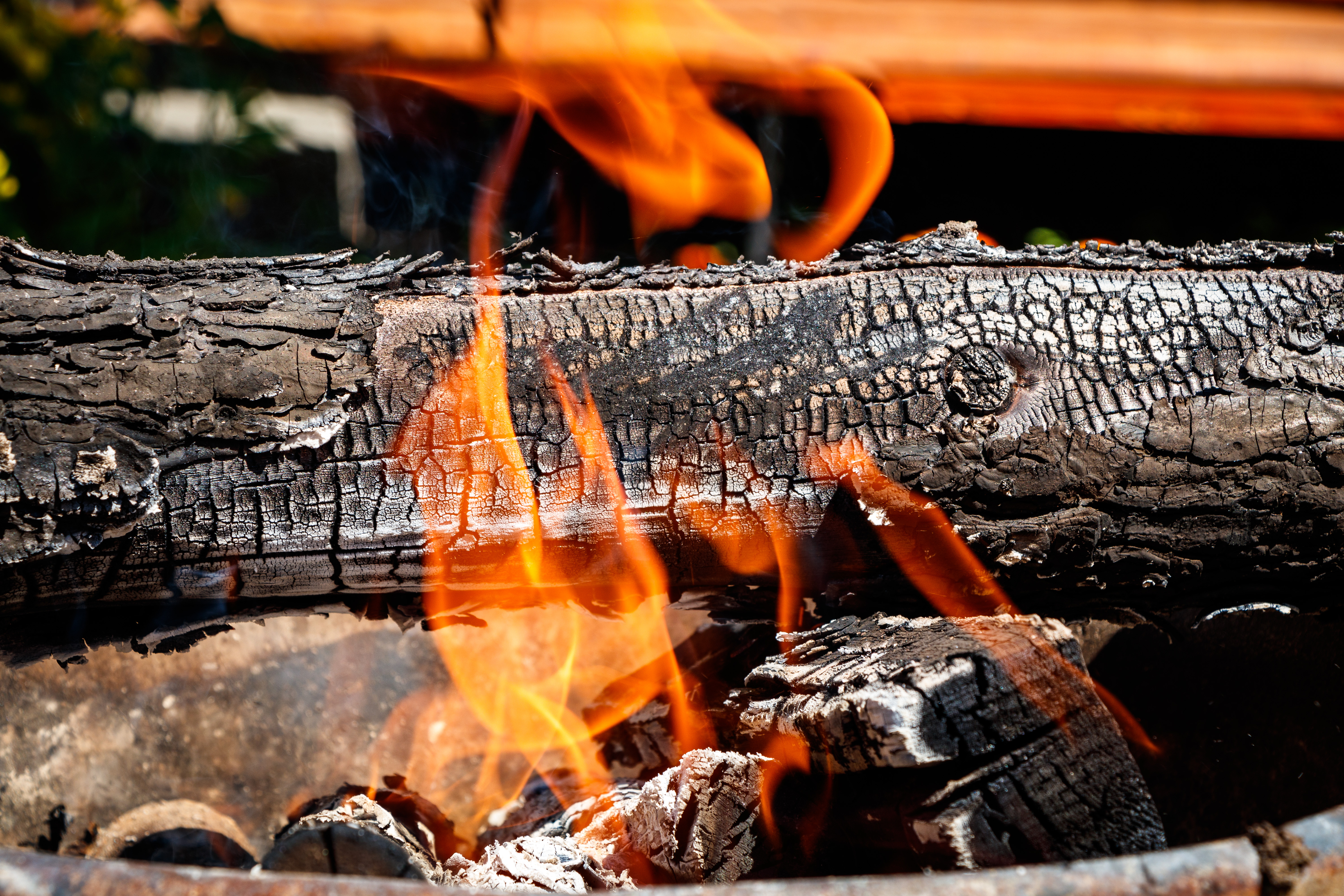 Сжигание дерева. Горение древесины. Горение дров. Сжигание древесины. Пламенное горение в древесине.